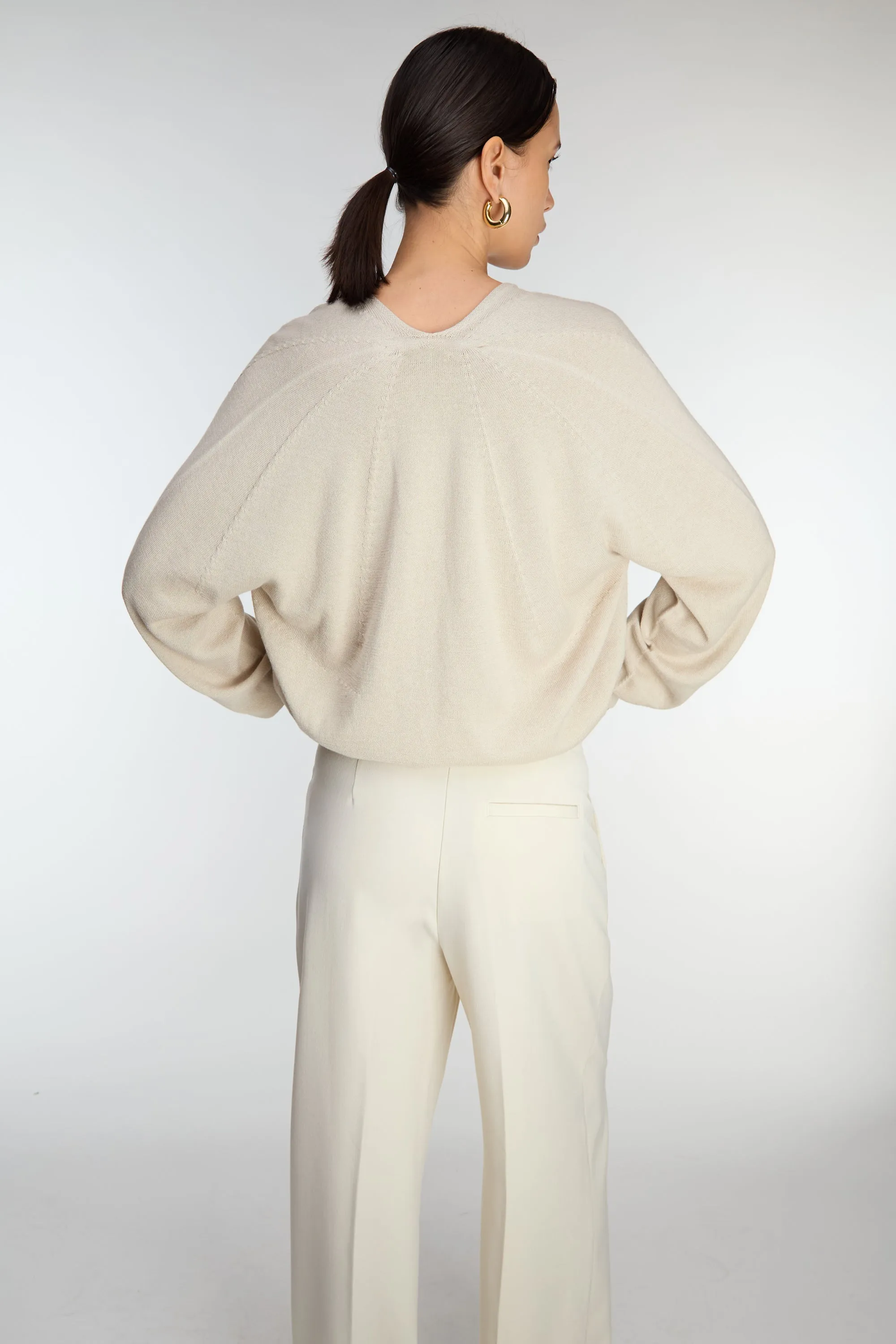 3D KNIT V-NECK SWEATER