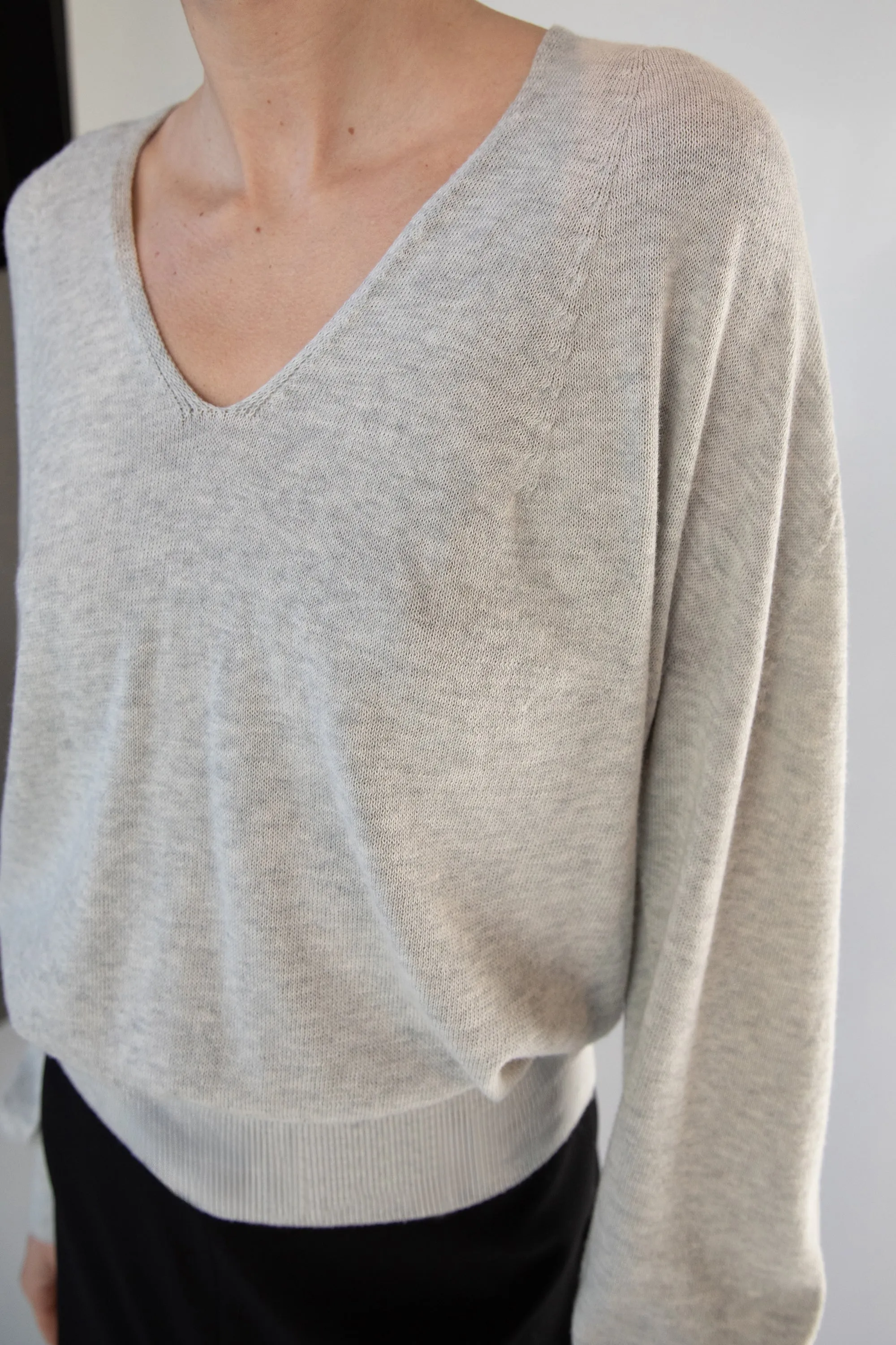 3D KNIT V-NECK SWEATER